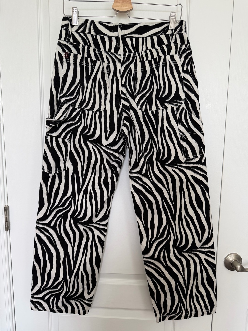 Like New Women’s BDG Zebra Print Carpenter Jeans size 28 / US 6 - Picture 2 of 4